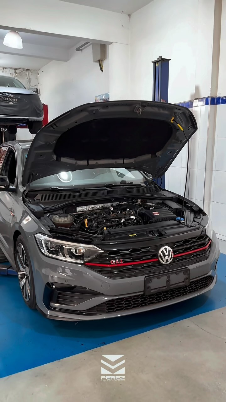 Motor do VW Jetta GLI com capô aberto na oficina